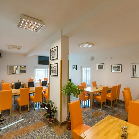 B&B Belvedere 로크바 로고즈니차